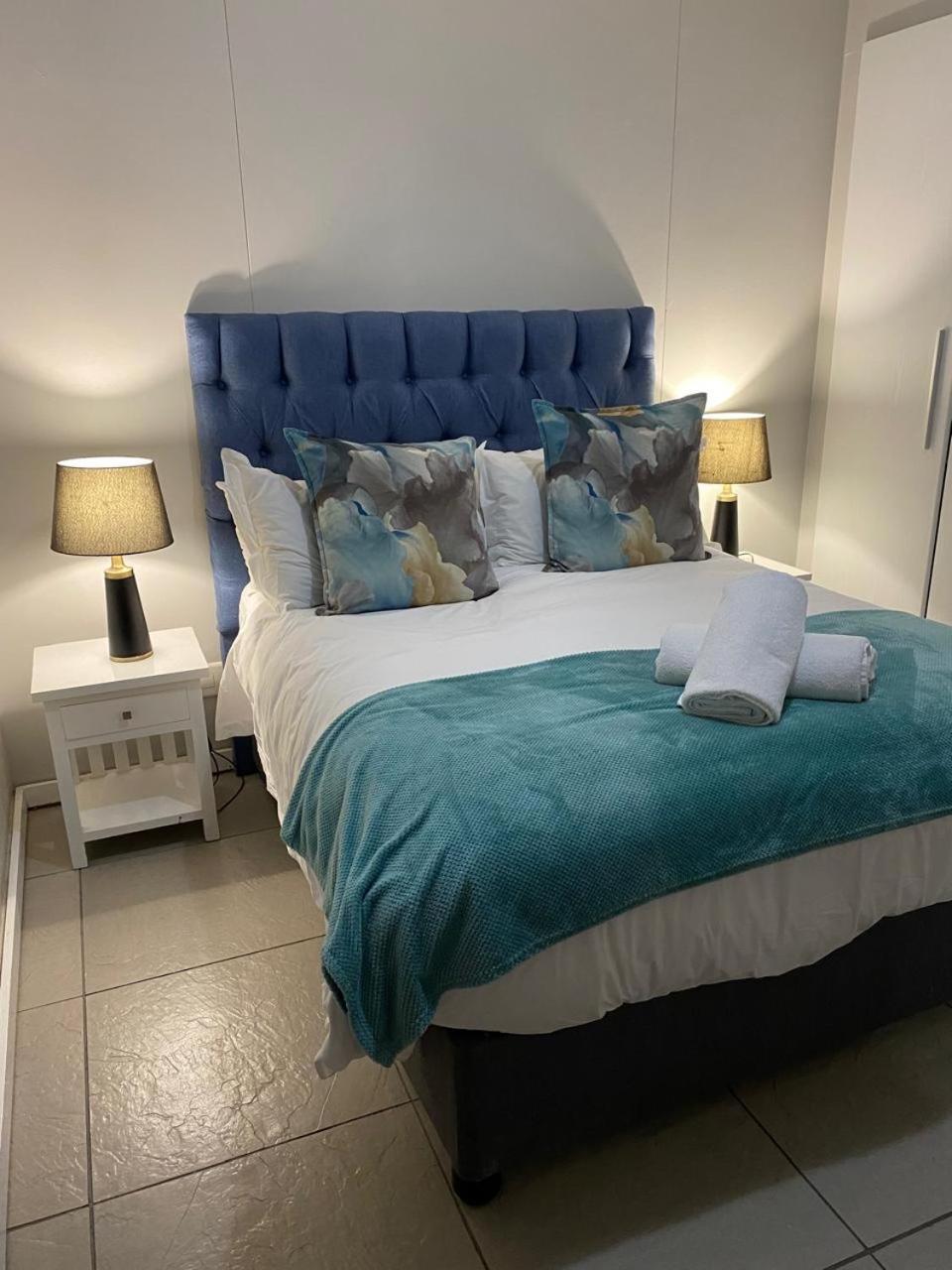 Apartment Point Waterfront, 1006 Quayside